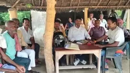 सिसवन: सिसवन ग्राम कचहरी कचनार में तीन मामलों की सुनवाई हुई, आपसी सहमति से निकला समाधान