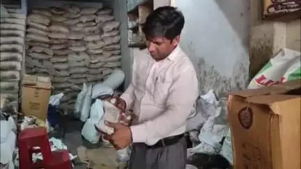 मैनपुरी: खाद्य विभाग की टीम ने झम्मनलाल मंडी में की कार्रवाई, दो दुकानों से लिए गए सेंपल