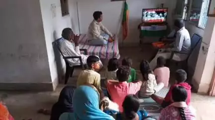 लोहरदगा: जिले के बूथों पर भाजपा ने पीएम मोदी के 'मन की बात' कार्यक्रम का आयोजन किया, कार्यकर्ताओं व जनता ने सुना