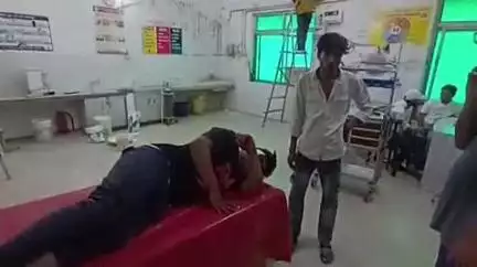 बदायूं: दातागंज चुंगी के निकट KTM शोरूम के सामने कार ने ईरिक्शा को टक्कर मारी, दो लोग हुए घायल