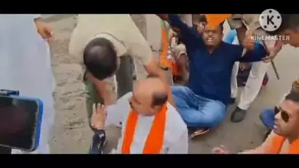 বাঁকুড়া ১: দলের রাজ্য সভাপতি সুকান্ত মজুমদার কে গ্রেফতার করা হয় এই অভিযোগ তুলে বড়জোড়া চৌমাথায় পথ অবরোধ বিজেপির