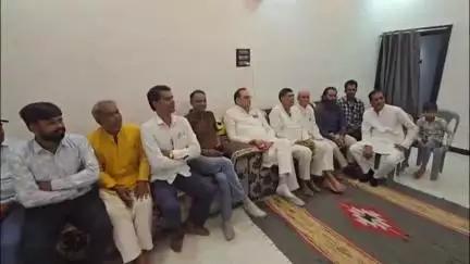 जावरा: ग्राम ढोढर में विधायक डॉ. राजेंद्र पांडेय ने कार्यकर्ताओं के साथ सुनीं PM मोदी के 'मन की बात'