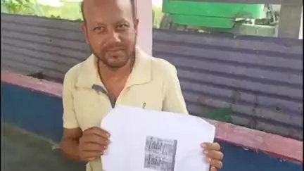 দিনহাটা ২: কুর্শাহাটের পুষ্প বর্মন লটারিতে কোটিপতি, টিকিট জমা দিলেন পুলিশে