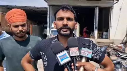सिरसा: कोरियर से भेजा मोबाइल गायब होने पर हिसार रोड स्थित कोरियर दफ्तर के बाहर हंगामा, पीड़ित ने बताई आपबीती