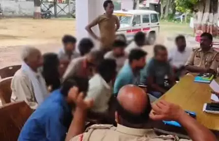 शोहरतगढ़: थाना चिल्हिया पर मोहर्रम आदि के दृष्टिगत डीजे संचालकों के साथ की गई गोष्ठी