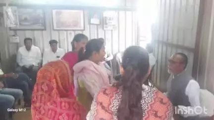 गुलाबगंज: क्षेत्र के एक दर्जन से अधिक नागरिकों ने विभिन्न समस्याओं के समाधान के लिए विधायक को दिए आवेदन