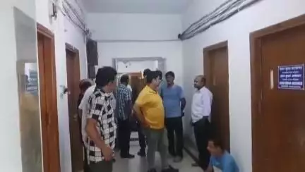 ফরিদপুর দুর্গাপুর: ঘোলা জল নিয়ে বিক্ষভে আইএনটিইউসি উত্তেজনা টাউন অ্যাডমিনিস্ট্রেটিভ  বিল্ডিংয়ে #jansamasya