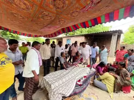 వర్ధన్నపేట: లింగమొరిగూడెం మాజీ ఉప సర్పంచ్  కుటుంబాన్ని పరామర్శించిన మాజీ మంత్రి ఎర్రబెల్లి దయాకర్ రావు