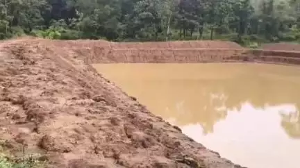 जगन्नाथपुर: तोंडागहातु गांव में सरकारी तालाब का मेड़ टूटने को लेकर ग्रामीण चिंतित