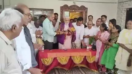 గుంటూరు: నగరంలో మాజీ మంత్రి అంబటి రాంబాబును సత్కరించిన వైసీపీ లీగల్ సెల్