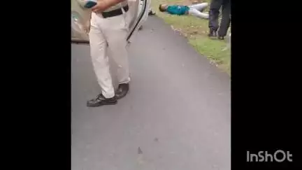 शंकरगढ़: बादा घाट में बाइक चालक अनियंत्रित होकर डिवाइडर से टकराया, आई गंभीर चोट