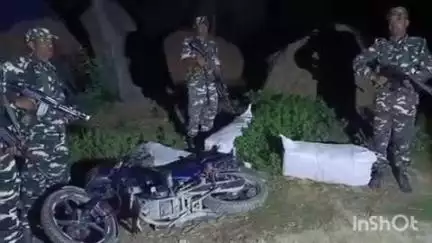 हरलाखी: गंगौर एसएसबी कैम्प के जवानों ने 1200 बोतल शराब और बाइक जब्त की, धंधेबाज मौके से फरार