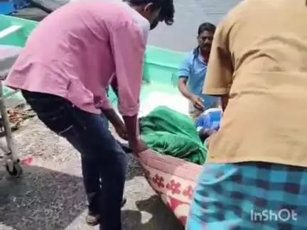 അമ്പലപ്പുഴ: പറവൂരിൽ പൊന്തുവള്ളമിറക്കുന്നതിനിടയിൽ ശക്തമായ തിരയിൽ പെട്ട് കാണാതായ തൊഴിലാളിയുടെ മൃതദേഹം കണ്ടെത്തി