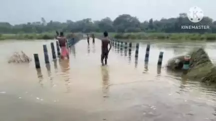 বাঁকুড়া ১: গত দু-তিন দিনের টানা বৃষ্টির জেরে বাঁকুড়া মিনাপুর এলাকার ভাষা পুল এখন জলের তলায় যার ফলে সমস্যায় একাধিক গ্রামের মানুষ