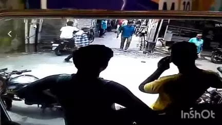 বালি-জগাছা: কসবা কাণ্ডে অন্যতম অভিযুক্ত প্রমিত মুখার্জিকে বাড়িতে নিয়ে আসেন কসবা থানার পুলিশ, হাওড়া চ্যাটার্জি হাট থানা এলাকায়।