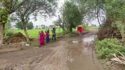 बड़वानी: सेमल्दा डेब में 600 मीटर सडक बनवाने ग्रामीणों ने नेता ओर अधिकारियों से कई बार लगाई गुहार नहीं निकला नतीजा#jansmasya