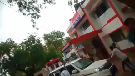 बारा: शंकरगढ़ थाना परिसर में नायब तहसीलदार की गाड़ी को धक्का मारकर स्टार्ट करने का वीडियो सोशल मीडिया पर हुआ वायरल