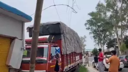 अम्ब: दियाड़ा में अनियंत्रित होकर दुकान में घुसा कैंटर, चालक बाल-बाल बचा