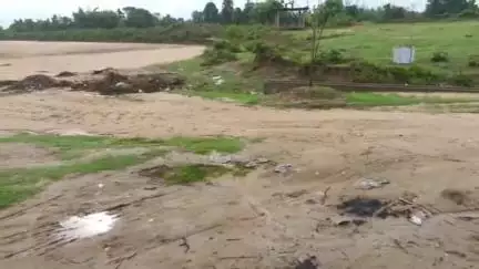 लालबर्रा: जल गंगा संवर्धन अभियान की जमीनी हकीकत; खोंगाटोला गांव में सर्राटी नदी में बह रही गंदगी, ग्रामीणों ने की शिकायत
