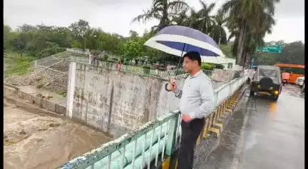 रामनगर: एसडीएम ने भारी बारिश के चलते कोसी बैराज और बाढ़ प्रभावित भरतपुरी, पम्पापुरी क्षेत्र का निरीक्षण किया