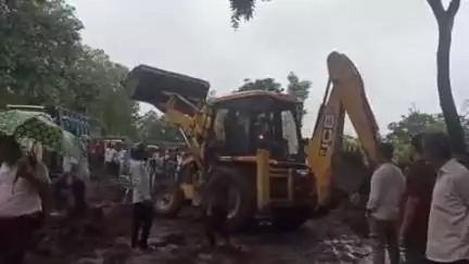 कोटद्वार: कोटद्वार-नजीबाबाद के बीच निर्माणाधीन पुलिया धंसी, हाईवे बंद होने से वाहनों की लगी लंबी कतार