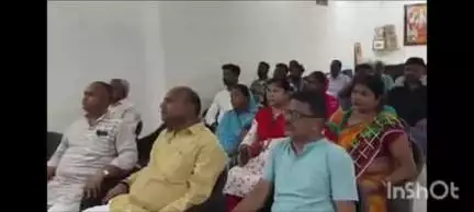 गोला गोकरणनाथ: गोला के चेयरमैन विजय शुक्ला रिंकू ने कैम्प कार्यालय गौशाला में सुनी पीएम मोदी के मन की बात