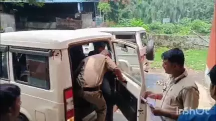 বারাসাত ১: প্রতারণার অভিযোগে গ্রেফতার বিজেপি নেতাকে নিয়ে আসা হলো বারাসাত আদালতে