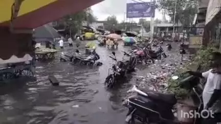 आगरा: आगरा में बारिश के बाद रामबाग चौराहे सहित अन्य स्थानों पर हुआ जलभराव, आधे-आधे वाहन पानी में डूबे