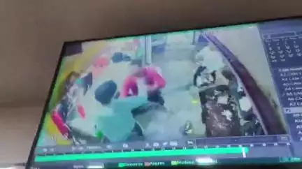 झांसी: मोबाइल मार्केट में जाम लगने पर गाड़ी हटाने के लिए कहने पर पड़ोसी दुकानदार ने दुकान में घुसकर नौकर पर बरसाए लात-घूसे