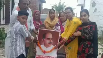 खुर्जा: पंजाबियान स्थित कोर्ट शक्ति केंद्र पर भाजपा संस्थापक श्यामा प्रसाद मुखर्जी के चित्र पर किया गया माल्यार्पण