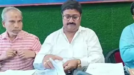 गोरखपुर: बसन्तपुर तकिया घाट के रहने वाले पीड़ित ने प्रेस वार्ता कर हार्बट बंधा चौड़ीकरण में उचित मुआवजा न देने का लगाया आरोप