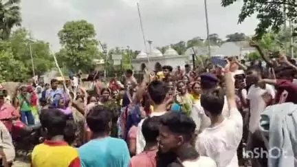 सिकंदरा: कोड़ासी गांव में आधी रात की छापेमारी से डरे ग्रामीणों ने थाने का किया घेराव व रोडेबाजी
