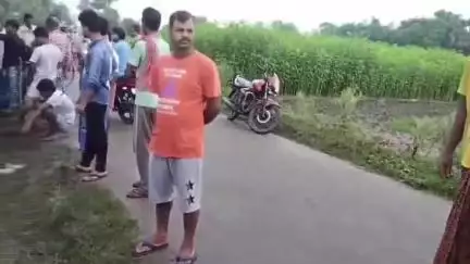 বেলডাঙা ১: বেলডাঙ্গার সারগাছি গোয়ালপাড়া রামনগরে পুকুরে ভাসছে গাড়ি, মৃত অবস্থায় চালকের দেহ উদ্ধার চাঞ্চল্য এলাকায়