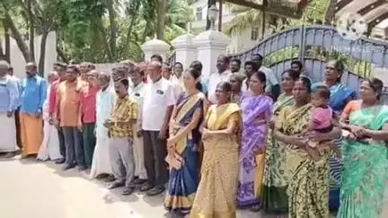 கரூர்: அண்ணா நகரில் முன்னாள் எம்பி வீட்டின் முன்பு ஊழியர்கள் போராட்டம்
