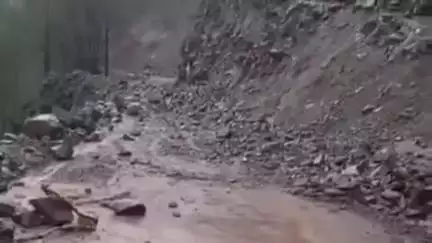 लैंसडाउन: राष्ट्रीय राजमार्ग 534 पर गुमखाल कुल्हाड़ के बीच बंद मोटर मार्ग 10 घंटे बाद आवाजाही के लिए खुला