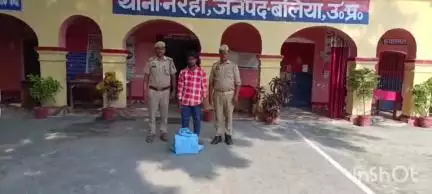 बलिया: नरही पुलिस ने हरिशंकरी घाट से 96 पाउच अवैध देशी शराब के साथ एक युवक को किया गिरफ्तार