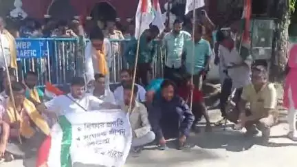 কোচবিহার ১: কোচবিহার কোতোয়ালি থানা ঘেরাও করে বিক্ষোভ দেখালো কোচবিহার জেলা ছাত্র পরিষদের সদস্যরা