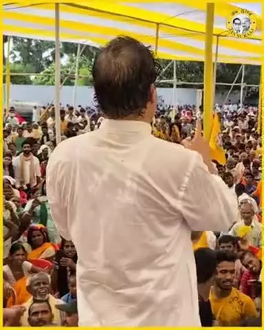 मोदी भक्त बैठे हैं, मैं उनसे पूछना चाहता हूँ — फैक्ट्री बिहार में लगनी चाहिए या गुजरात में?
बिहारी मज़दूरी करे और फैक्ट्री गुजरात में लगे, ये कब तक चलेगा?