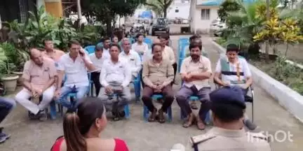 गंधवानी: आगामी त्योहारों को लेकर गंधवानी थाना परिसर में तहसीलदार और थाना प्रभारी की उपस्थिति में शांति समिति की बैठक संपन्न