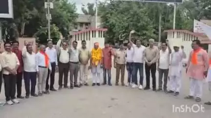 चित्तौड़गढ़: पुष्करणा के तीसरी बार राशिसं राष्ट्रीय प्रदेश अध्यक्ष बनने पर कलेक्ट्रेट पर आतिशबाजी के साथ हुआ स्वागत सत्कार