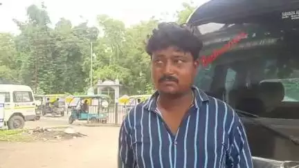 রামপুরহাট ১: চাকাইপুর ও ছোড়া গ্রামের মাঝে রাস্তায় গাছের গুড়ি ফেলে অ্যাম্বুলেন্স থামিয়ে টাকা,সোনার গহনা লুট
