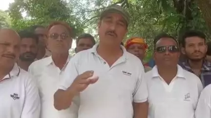 ललितपुर: कंपनी बाग में बु.वि.से. ने सरकार द्वारा 250 से अधिक प्राइमरी स्कूल बंद करने के आदेश को लेकर जताया आक्रोश, दी चेतावनी