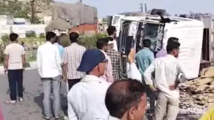 दांतारामगढ़: बाजोर के पास देर रात गोवंश को बचाने के प्रयास में टाइल लेकर जा रहा ट्रेलर अनियंत्रित होकर पलटा, बड़ा हादसा टला