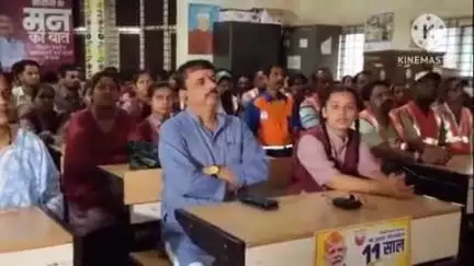 हुज़ूर: भोपाल सांसद आलोक शर्मा ने दिव्यांग बच्चों और स्वच्छता सेवकों के साथ पीएम मोदी के 'मन की बात' कार्यक्रम को सुना