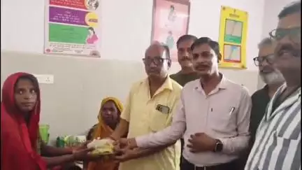 पुवायां: भामाशाह की जयंती पर व्यापार मंडल ने मरीजों को फल वितरित किए