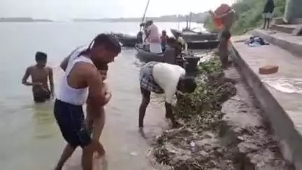 चौसा: चौसा गंगा घाट पर गंगा सफाई महाअभियान के तहत श्रमदान कर की गई साफ़-सफाई