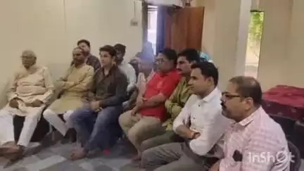 इटारसी: इटारसी में विधायक ने बूथ क्रमांक 174 के पास सुनी पीएम नरेंद्र मोदी के 'मन की बात'