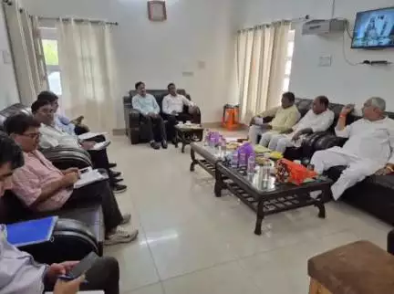 उरई: उरई सर्किट हाउस में विद्युत आपूर्ति को लेकर विधायकों के साथ अधिकारियों ने की बैठक
