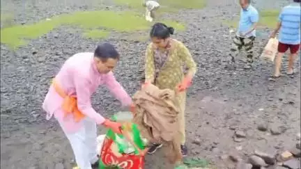 बड़वाह: बड़वाह के नर्मदा घाट पर रामभक्त प्रभात फेरी टीम ने बारिश में चलाया सफाई अभियान, बड़ी मात्रा में कचरा एकत्रित किया