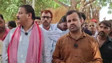 गाज़ीपुर: गाजीपुर में रक्षा संपदा विभाग ने अवैध कब्जों के खिलाफ चलाया अतिक्रमण हटाओ अभियान, पीड़ितों से मिले MLA वीरेंद्र यादव